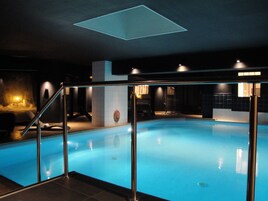 Indoor pool, sun loungers