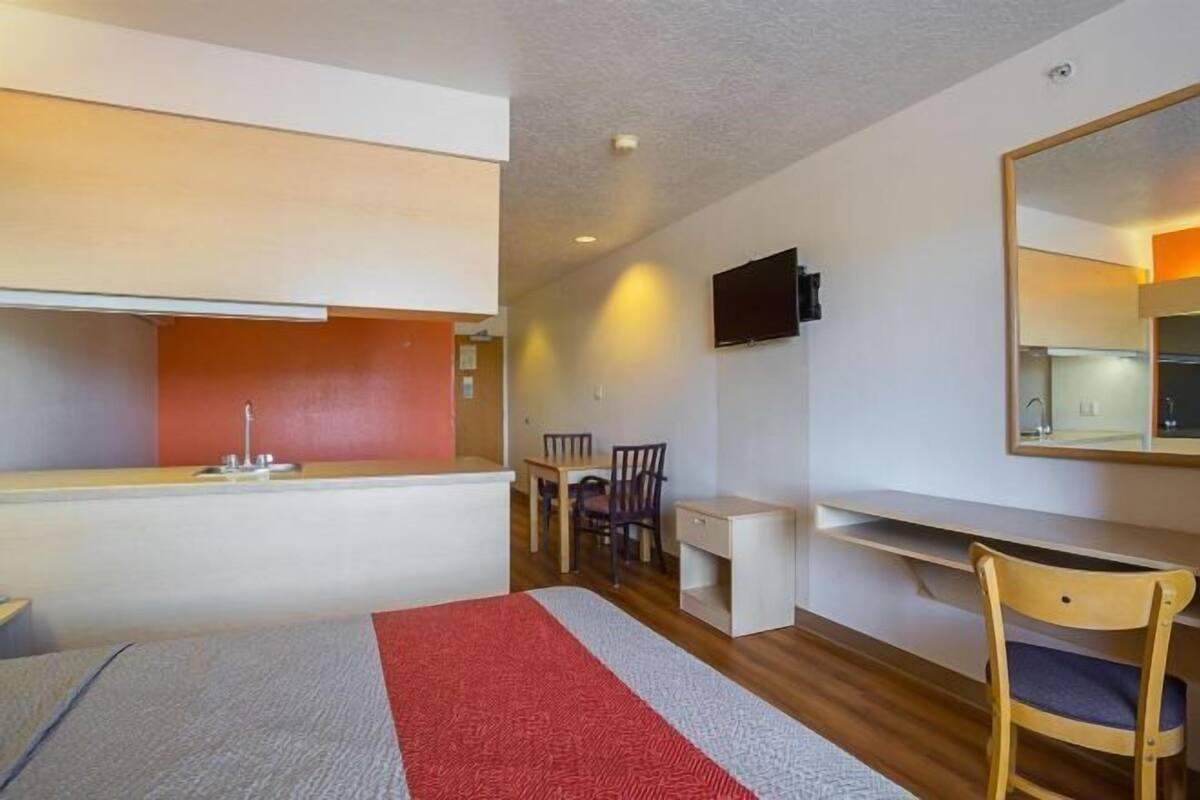 Desk, WiFi (free), bed sheets