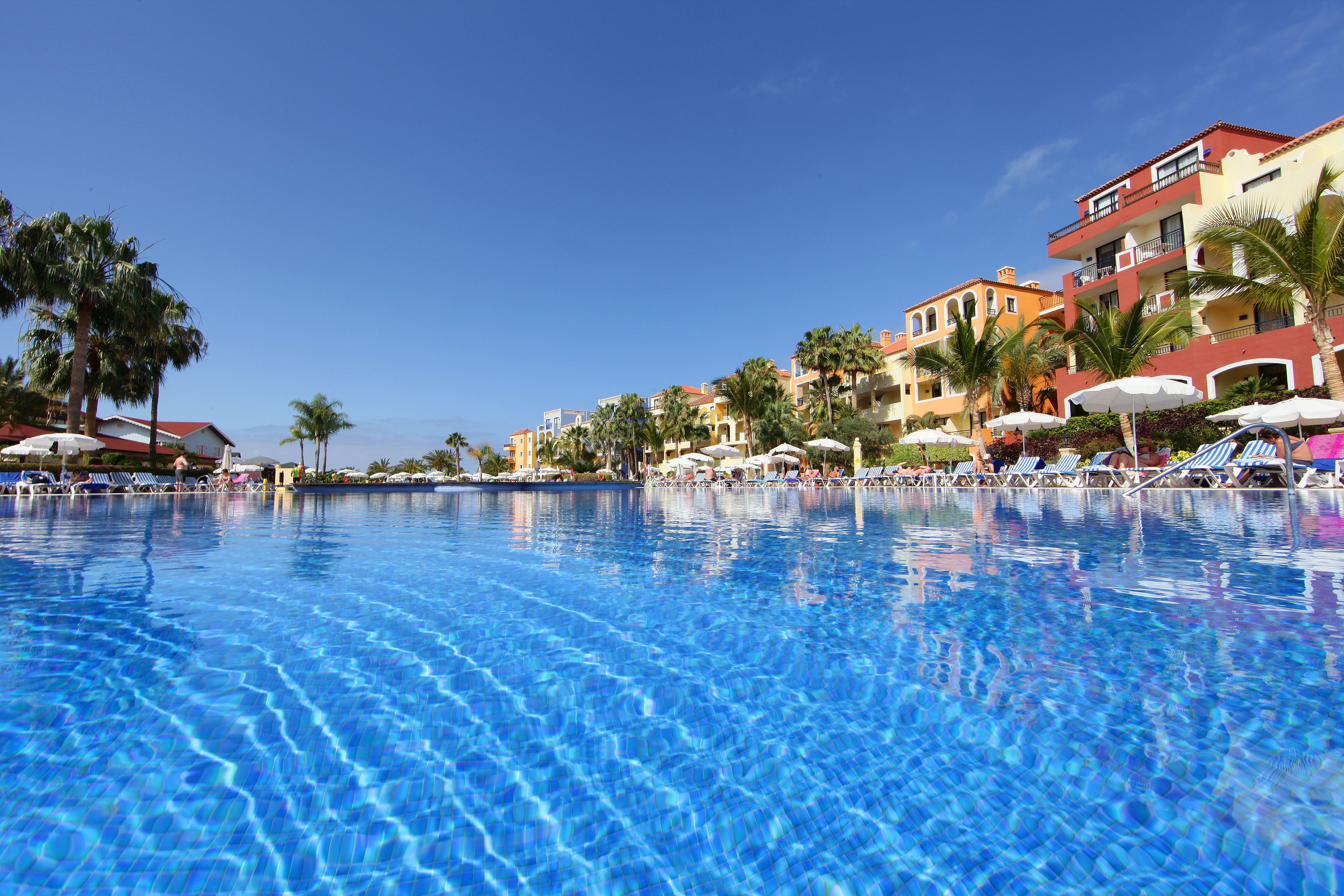 3 outdoor pools, open 10:00 am to 8:00 pm, pool umbrellas, pool loungers