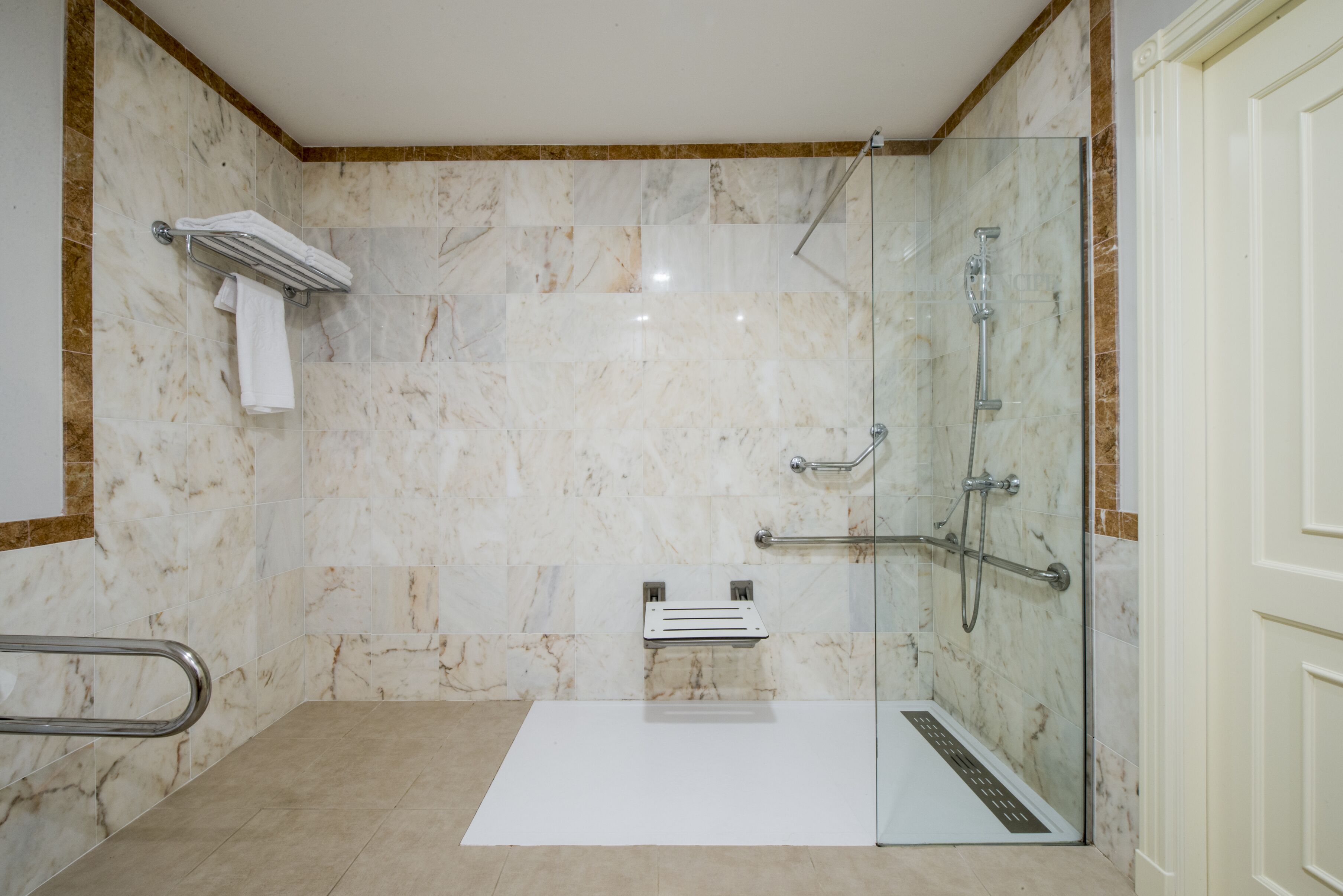 combined shower/bathtub, eco-friendly toiletries, hair dryer