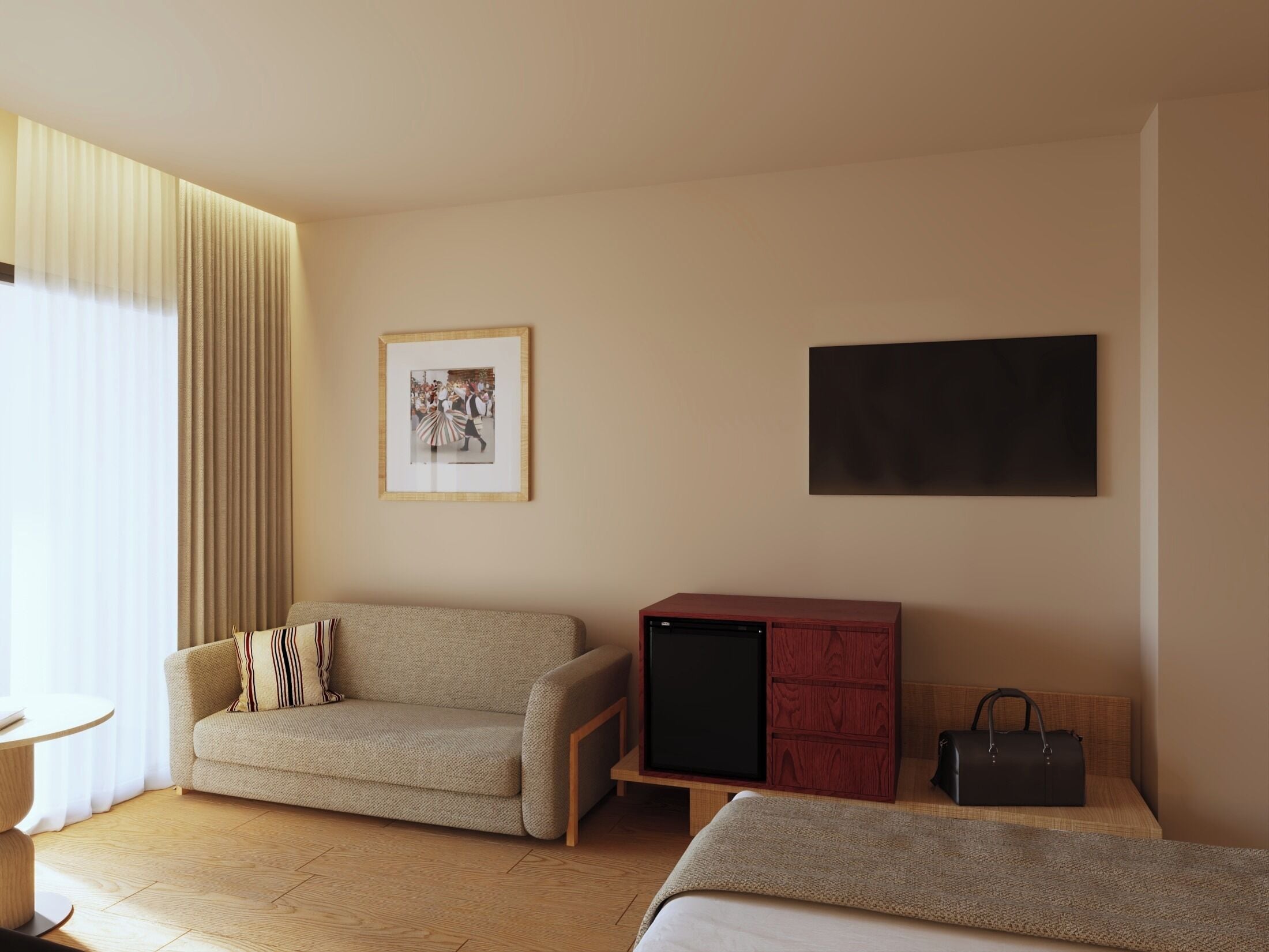 Une chambre d’hôtel avec un canapé, un meuble pour la télévision, un lit et un tableau encadré au mur.