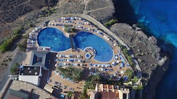 3 outdoor pools, open 10:00 AM to 8:00 PM, pool umbrellas, pool loungers