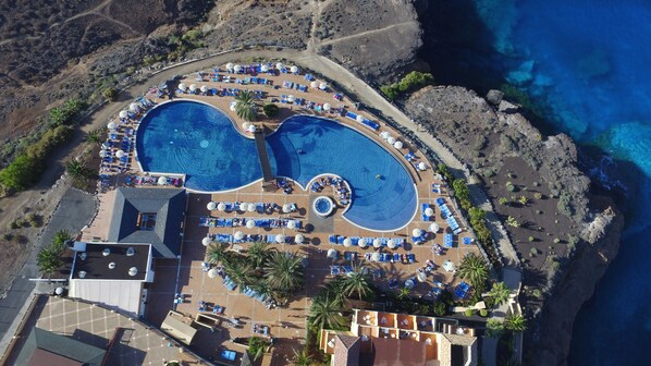 3 piscines extérieures, accès possible de 10 h à 20 h, parasols