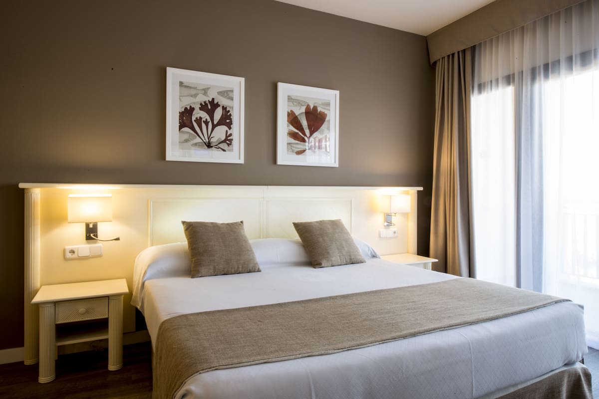 desk, blackout curtains, free wifi, bed sheets