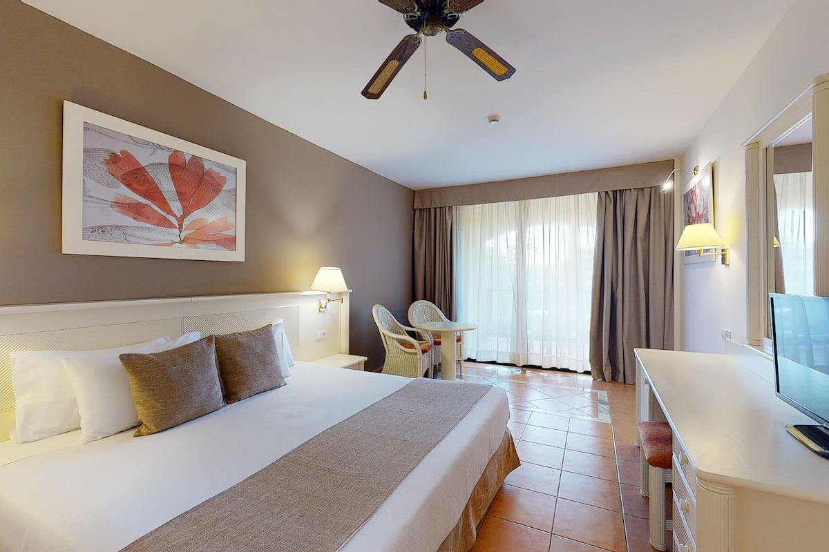 desk, blackout curtains, free wifi, bed sheets