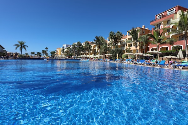 3 outdoor pools, open 10:00 AM to 8:00 PM, pool umbrellas, pool loungers