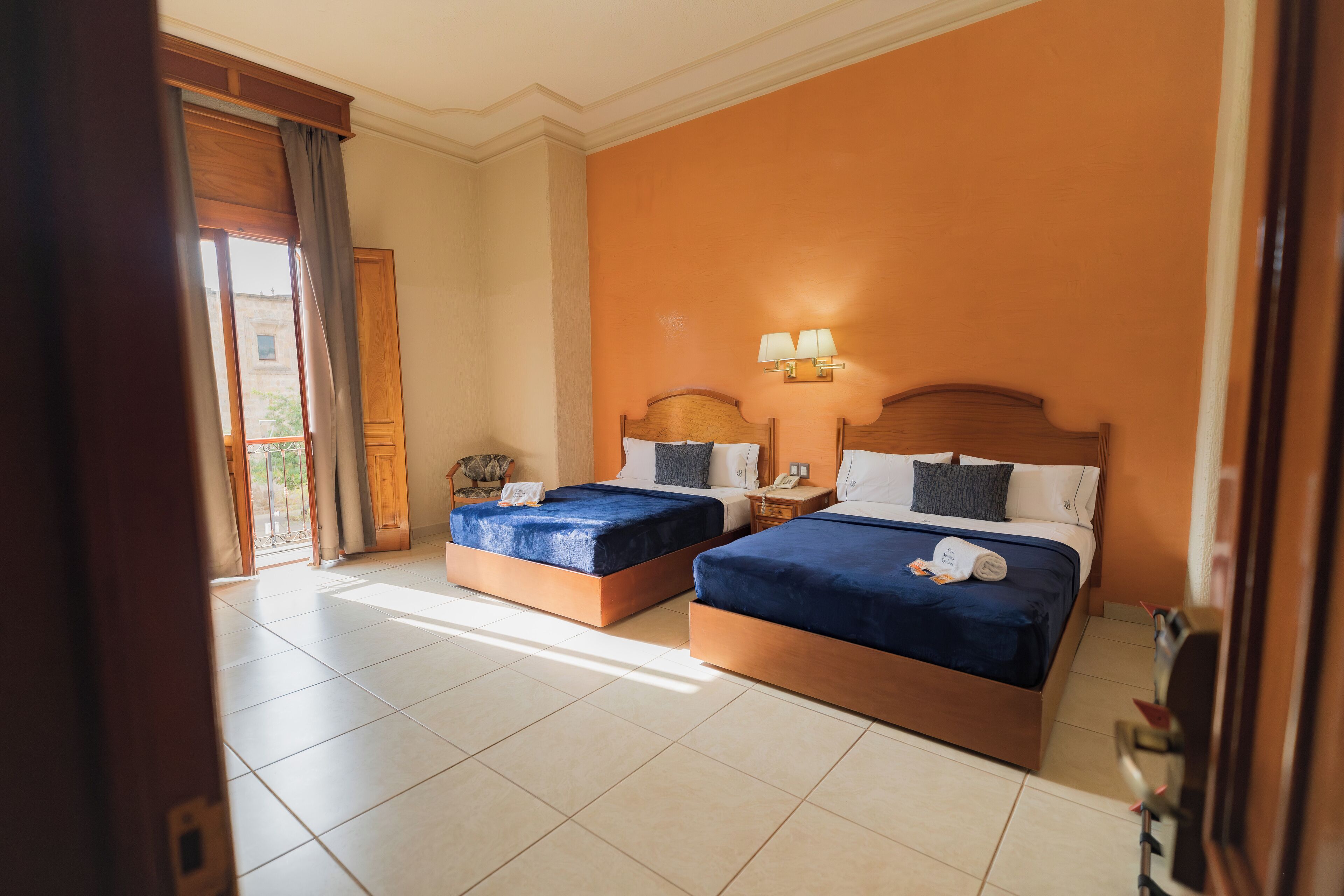 Habitación cuádruple estándar, 2 camas matrimoniales | Caja de seguridad en la habitación y escritorio 