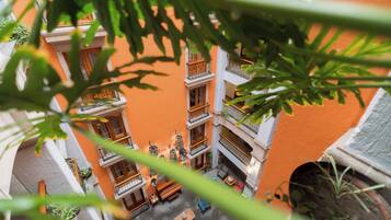 Télévision à écran plat de 27 pouces avec chaßnes par cùble, télévision