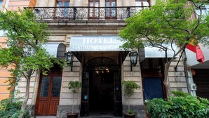 A hotel entrance with a sign reading "HOTEL SANTIAGO DE COMPOSTE".