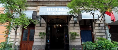 A hotel entrance with a sign reading "HOTEL SANTIAGO DE COMPOSTE".