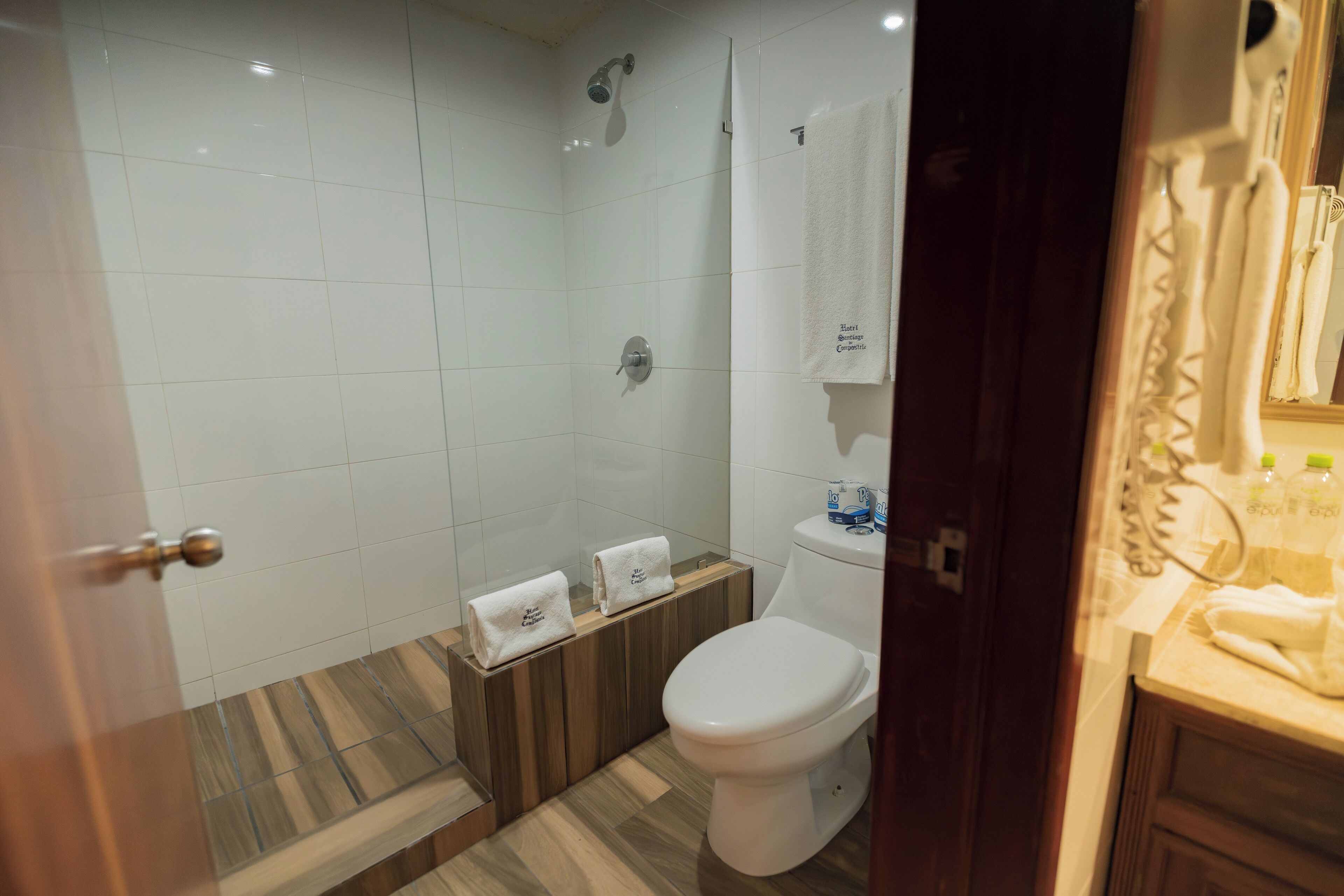 Une salle de bain équipée d’une douche, de toilettes et d’un meuble-lavabo avec un miroir.
