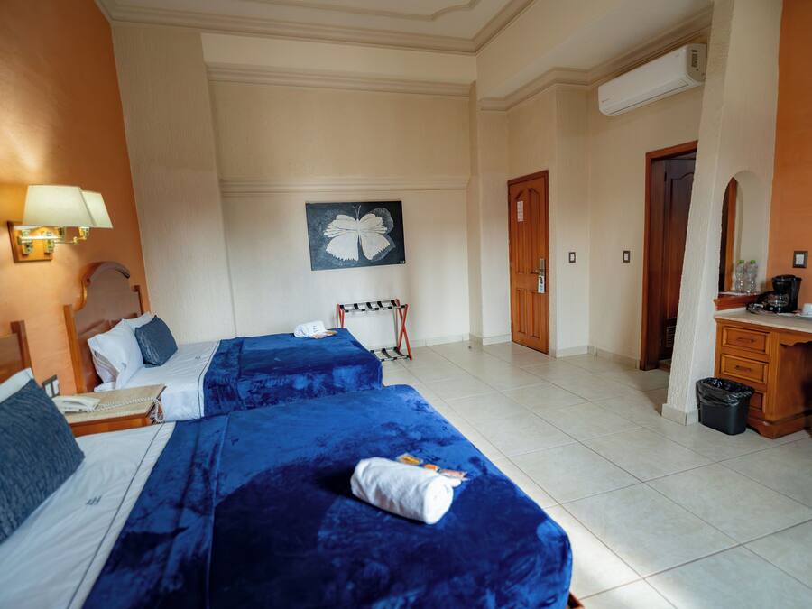 Quarto quádruplo standard, 2 camas de casal | Cofres nos quartos, escrivaninha, ferros/tábuas de passar roupa