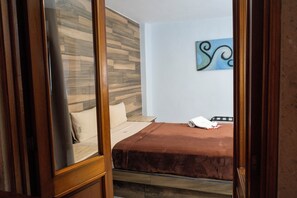 Quarto standard, 1 cama de casal | Cofres nos quartos, escrivaninha, ferros/tábuas de passar roupa