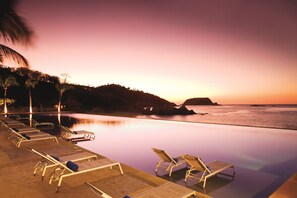 6 indoor pools, 6 outdoor pools, open 6:00 AM to 8:00 PM, pool umbrellas - Dreams Huatulco Resort & Spa - All Inclusive (Santa María Huatulco)