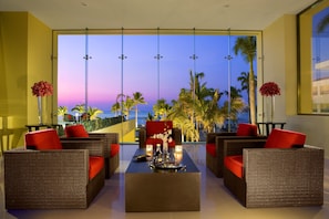5 bars/lounges, poolside bar