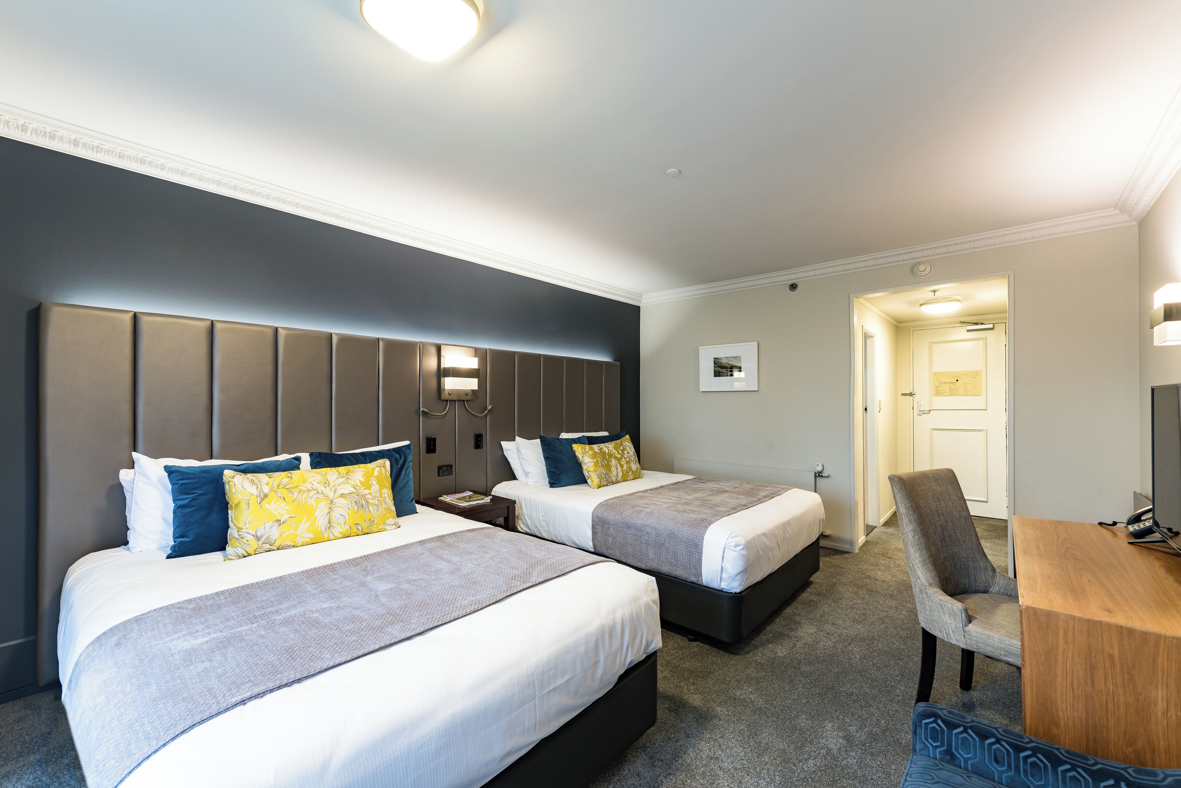 deluxe twin room | 1 bedroom, in-room safe, desk, laptop workspace