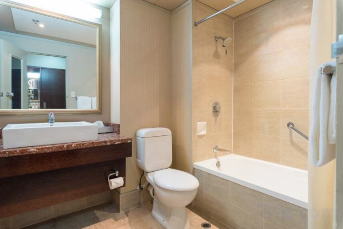 Salle de bain | Ensemble baignoire-douche, articles de toilette (gratuits)