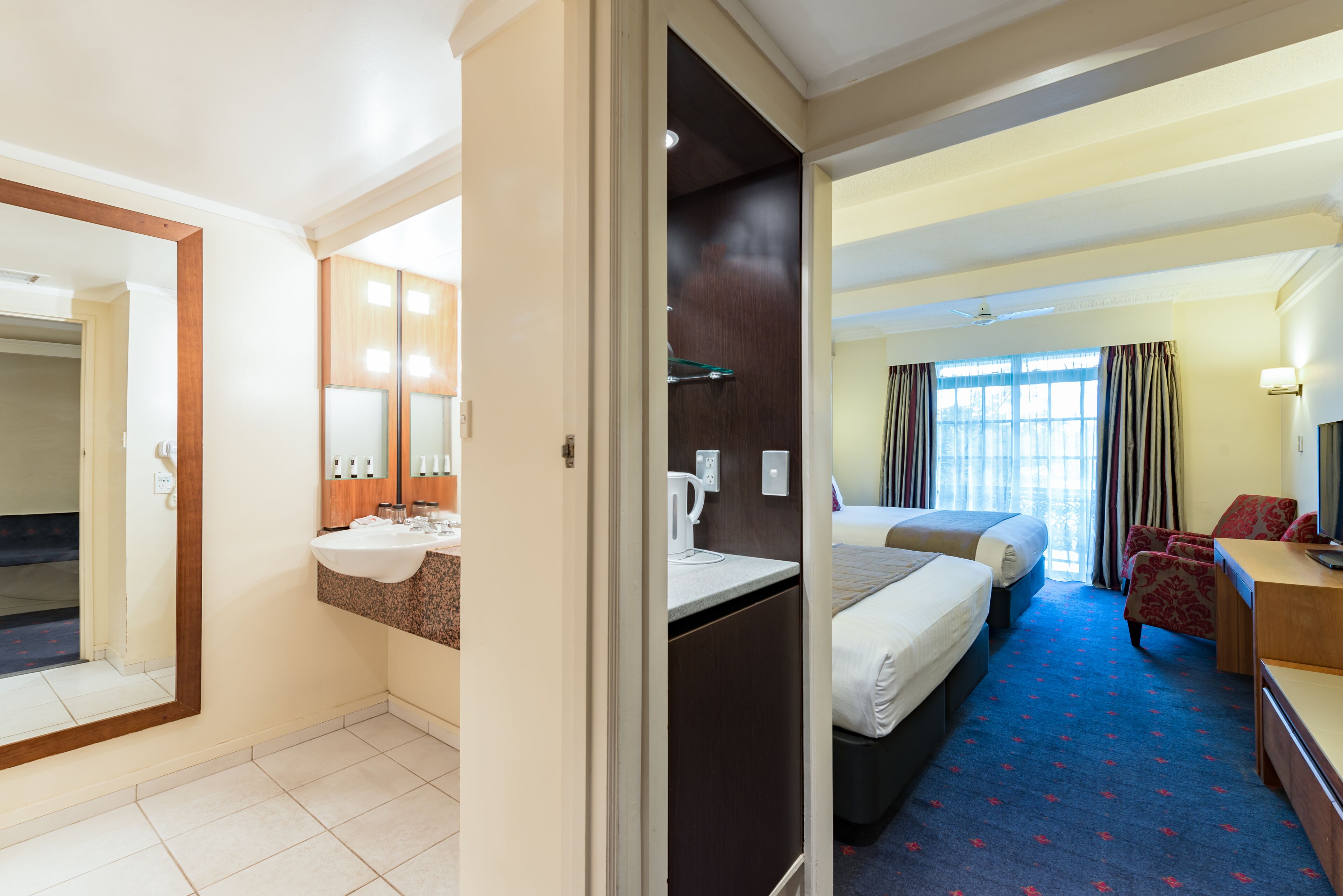 standard room | bathroom | combined shower/bathtub, free toiletries, hair dryer, towels