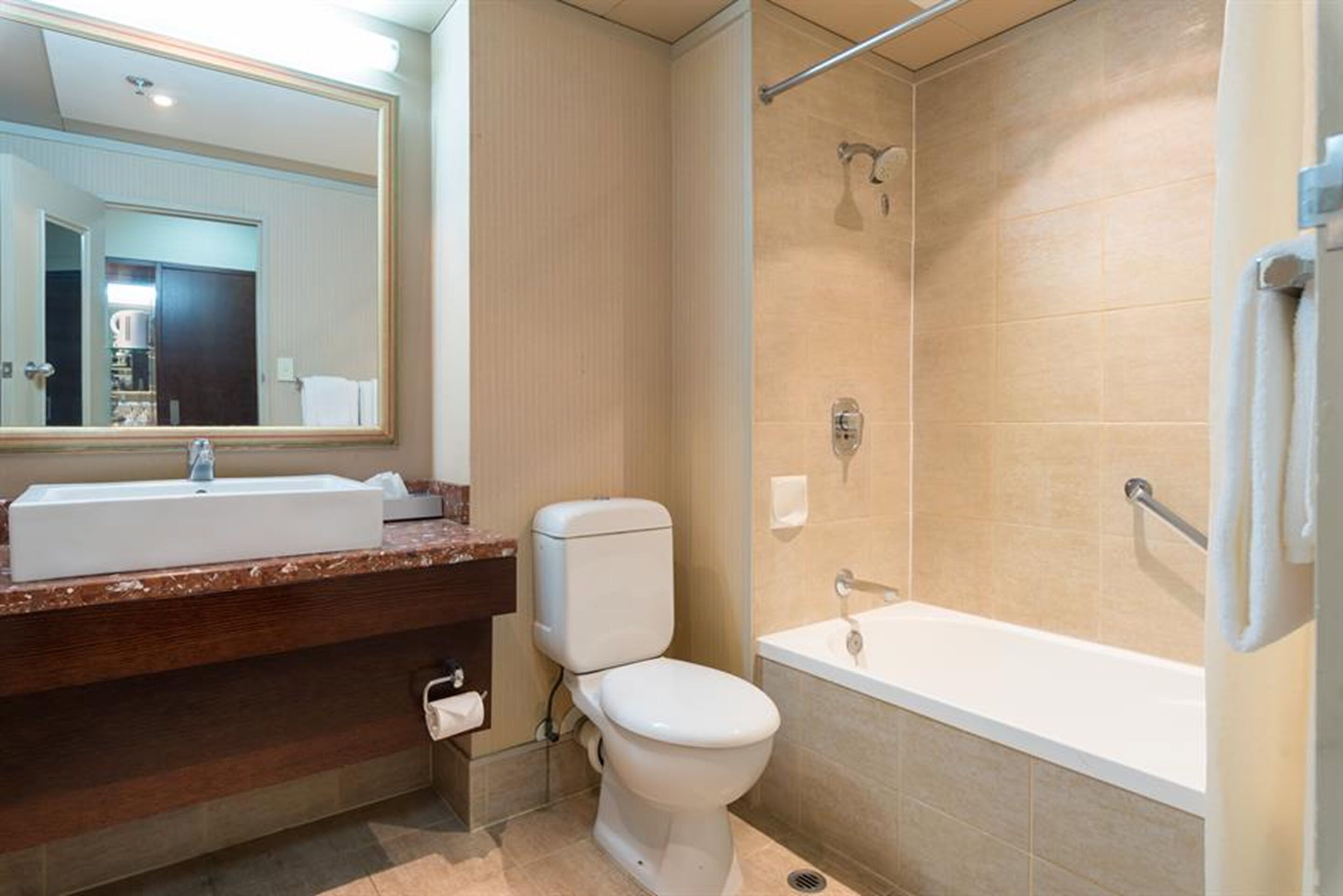 superior room | bathroom | combined shower/bathtub, free toiletries, hair dryer, towels