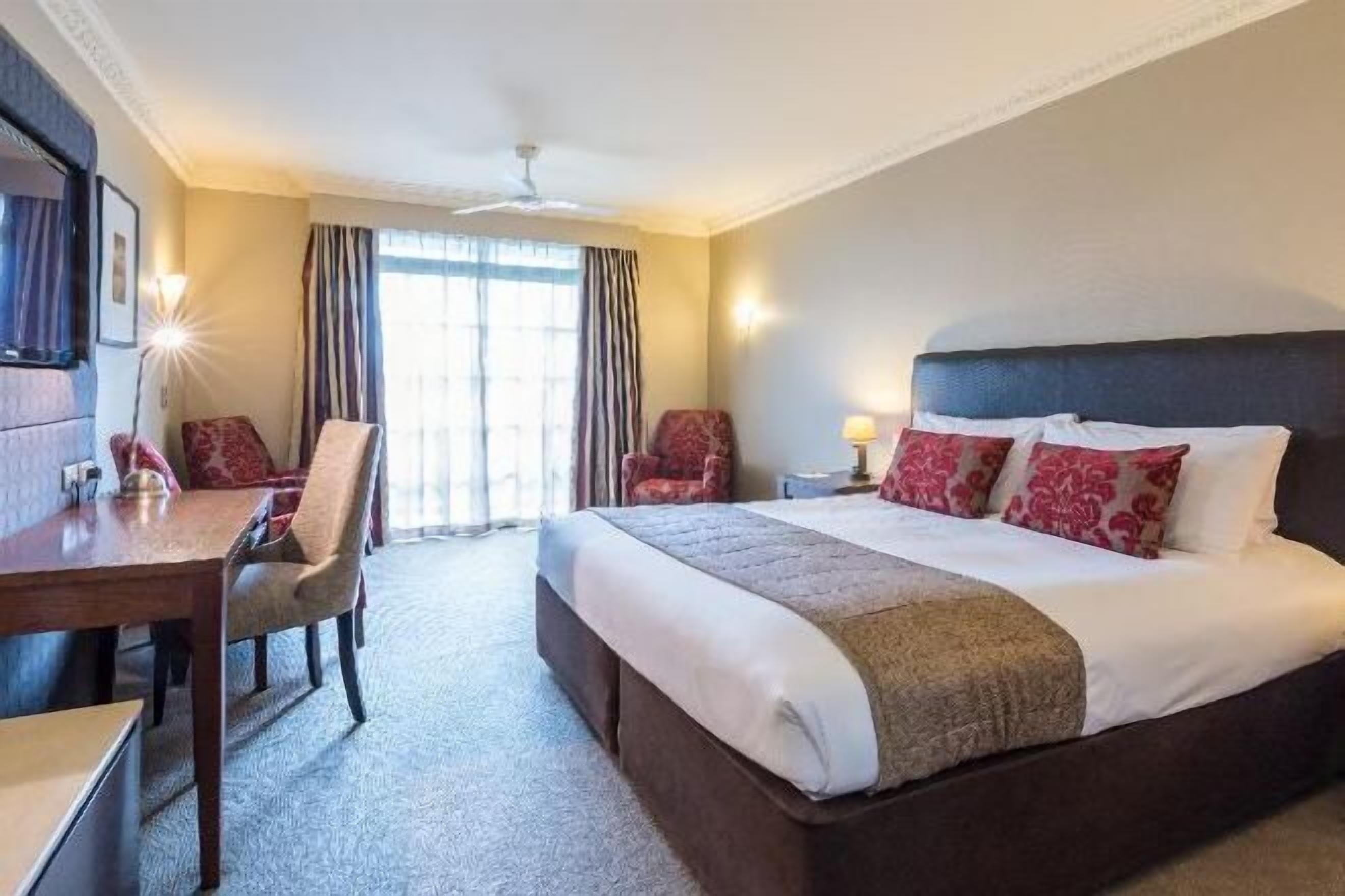 Zimmersafe, Schreibtisch, laptopgeeigneter Arbeitsplatz