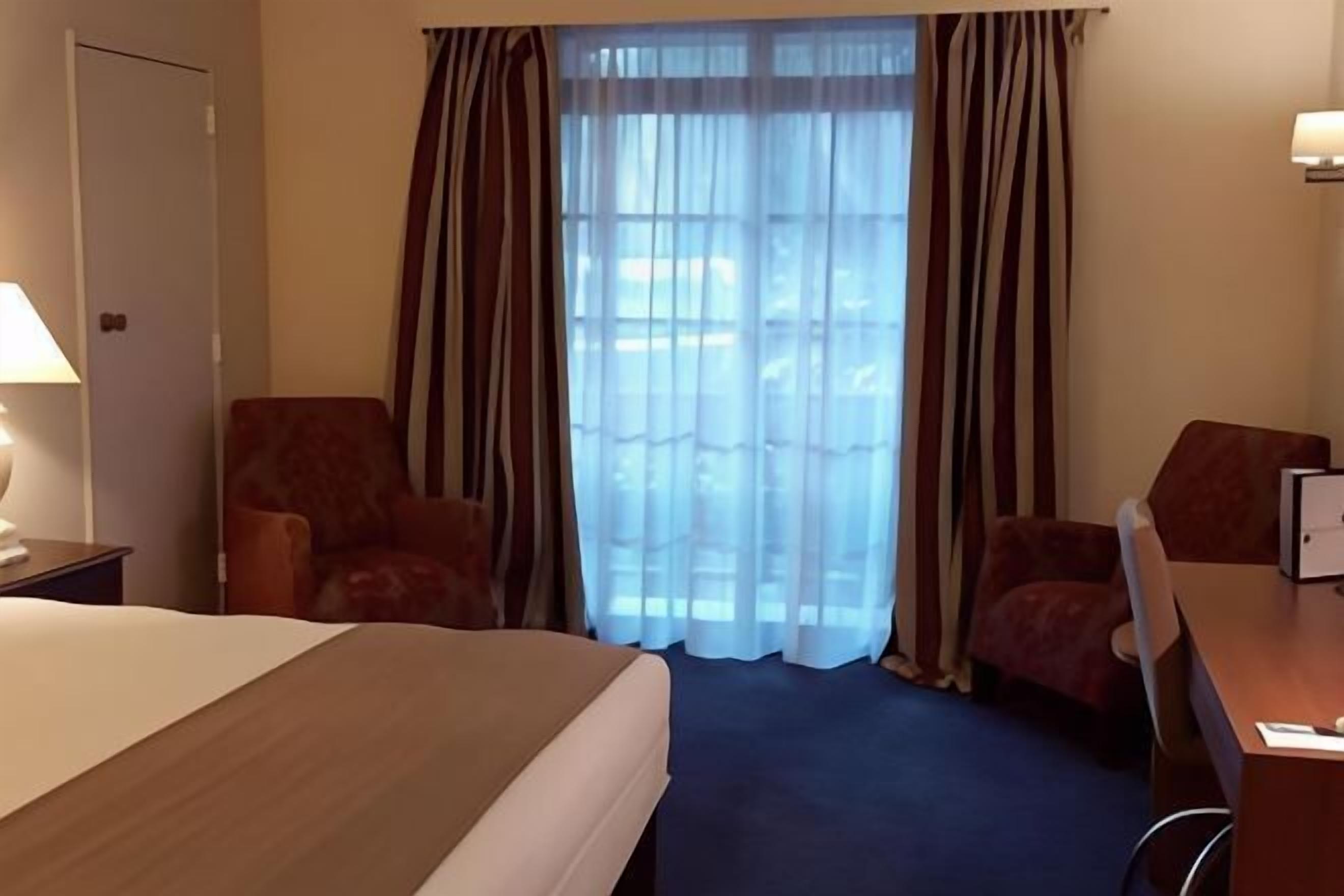 Zimmersafe, Schreibtisch, laptopgeeigneter Arbeitsplatz