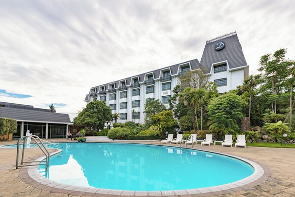 Utomhuspool, parasoller och solstolar