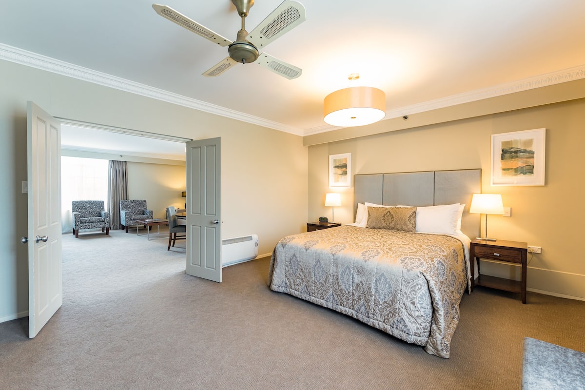 Executive Suite | 1 bedroom, in-room safe, desk, laptop workspace