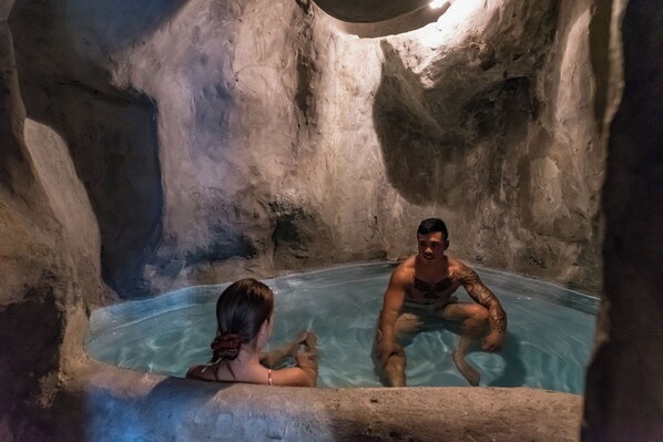 Indoor spa tub
