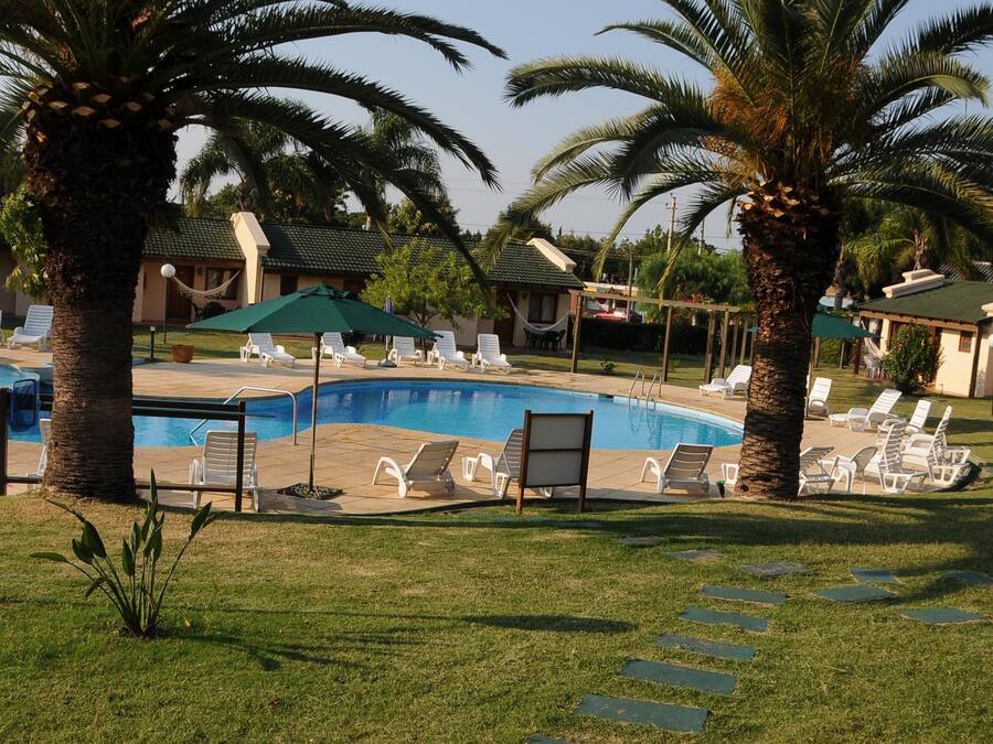 Una piscina cubierta, una piscina al aire libre