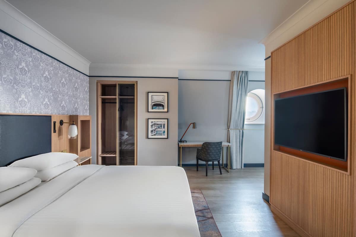 Premium bedding, in-room safe, desk, blackout curtains