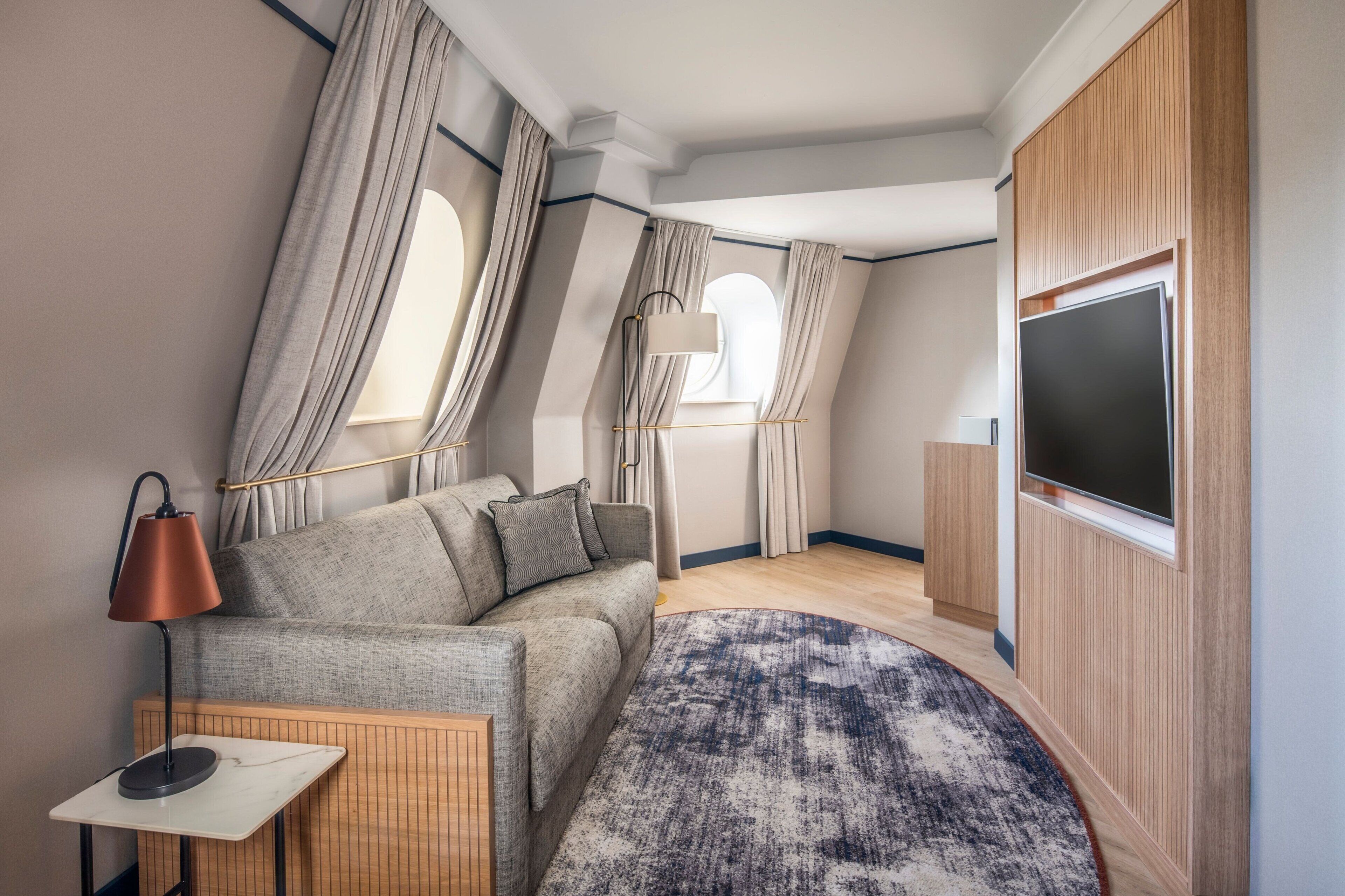 executive suite, 1 double bed, non smoking | 1 bedroom, premium bedding, in-room safe, desk