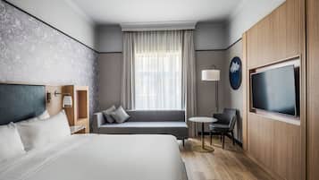 Ropa de cama de alta calidad y caja de seguridad en la habitación