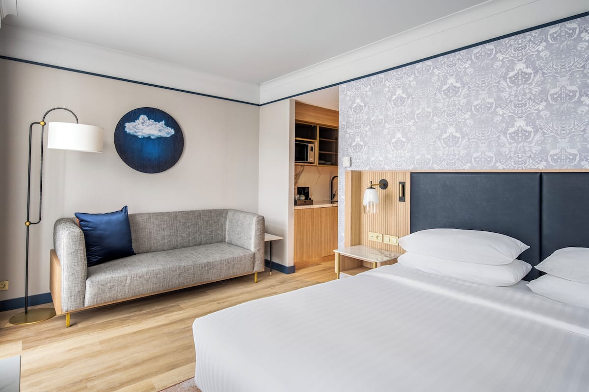 Estudio Deluxe, 1 cama King size | Ropa de cama de alta calidad y caja de seguridad en la habitación