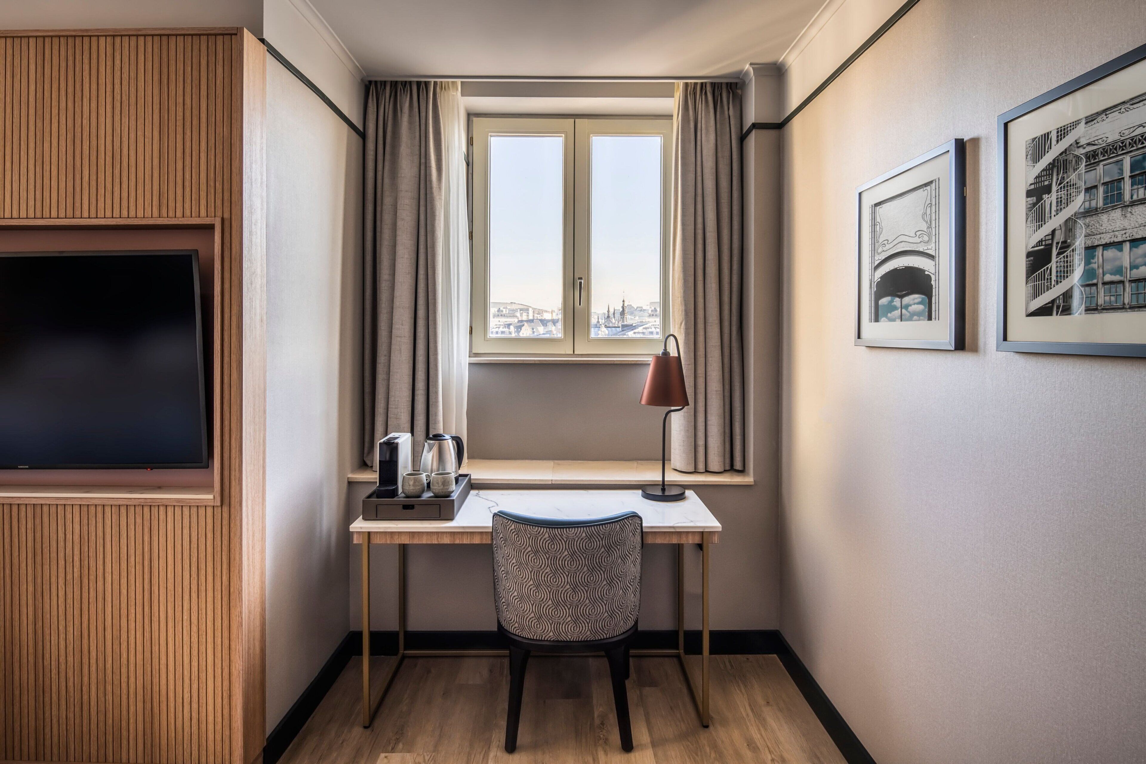 club room, 1 king bed, non smoking | 1 bedroom, premium bedding, in-room safe, desk