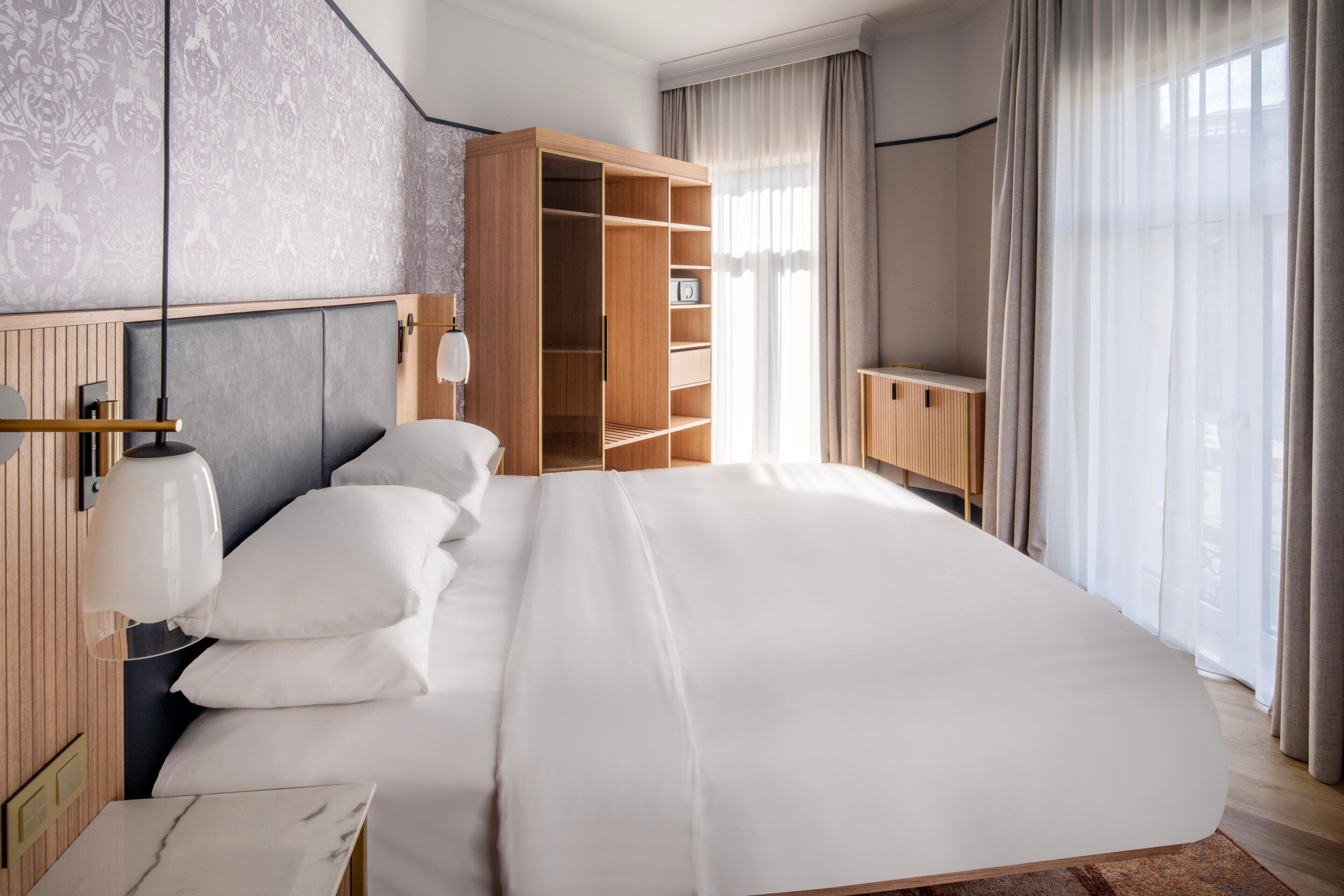 signature suite, 1 double bed, non smoking | 1 bedroom, premium bedding, in-room safe, desk