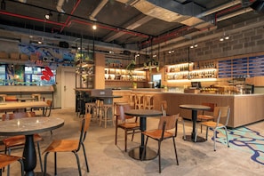 2 bars/lounges
