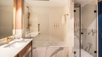Suite Signature, 1 lit double | Salle de bain | Douche, articles de toilette gratuits, sĂšche-cheveux, peignoirs
