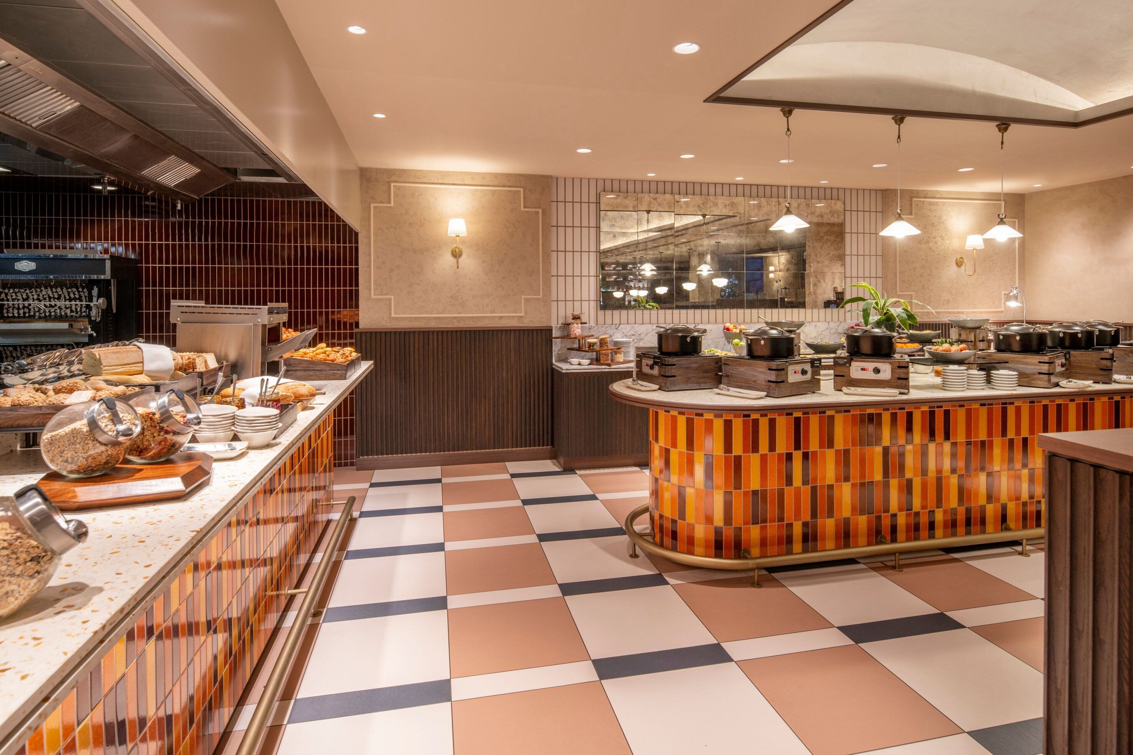 Petit déjeuner buffet (32 EUR par personne)