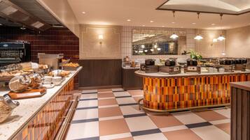 Petit déjeuner buffet (32 EUR par personne)