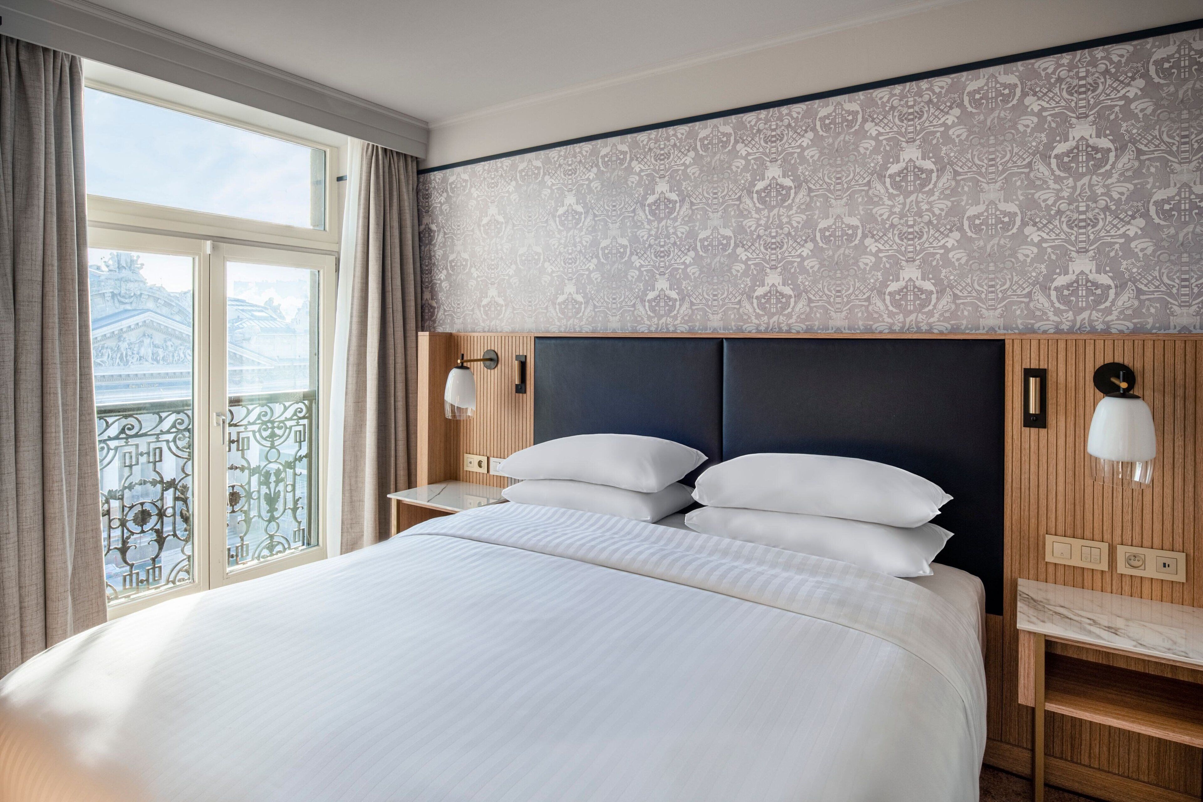 junior suite, 1 king bed, non smoking | 1 bedroom, premium bedding, in-room safe, desk