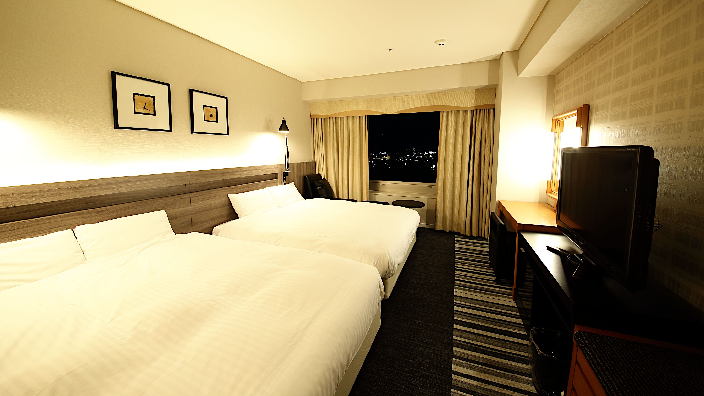 双床房, 无烟房 (Hollywood) | 羽绒被、客房内保险箱、办公桌、熨斗/熨板