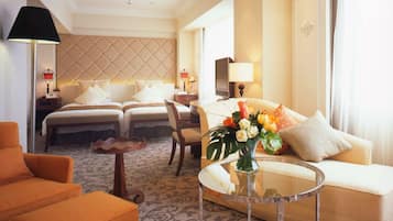 Down comforters, in-room safe, desk, blackout drapes