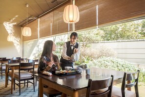 4 restaurants servant le petit-déjeuner, spécialités Cuisine japonaise