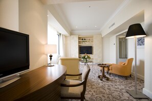 Down comforters, in-room safe, desk, blackout drapes