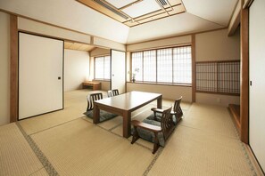 羽毛の掛け布団、セーフティボックス (室内)、デスク、遮光カーテン