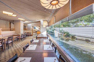 4 间餐厅，供应早餐和晚餐，日本菜