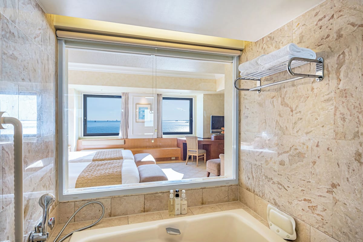 deluxe junior, non smoking,one child aged 5 or under can stay free when sharing a bed with one adult | 1 bedroom, down duvets, in-room safe, desk