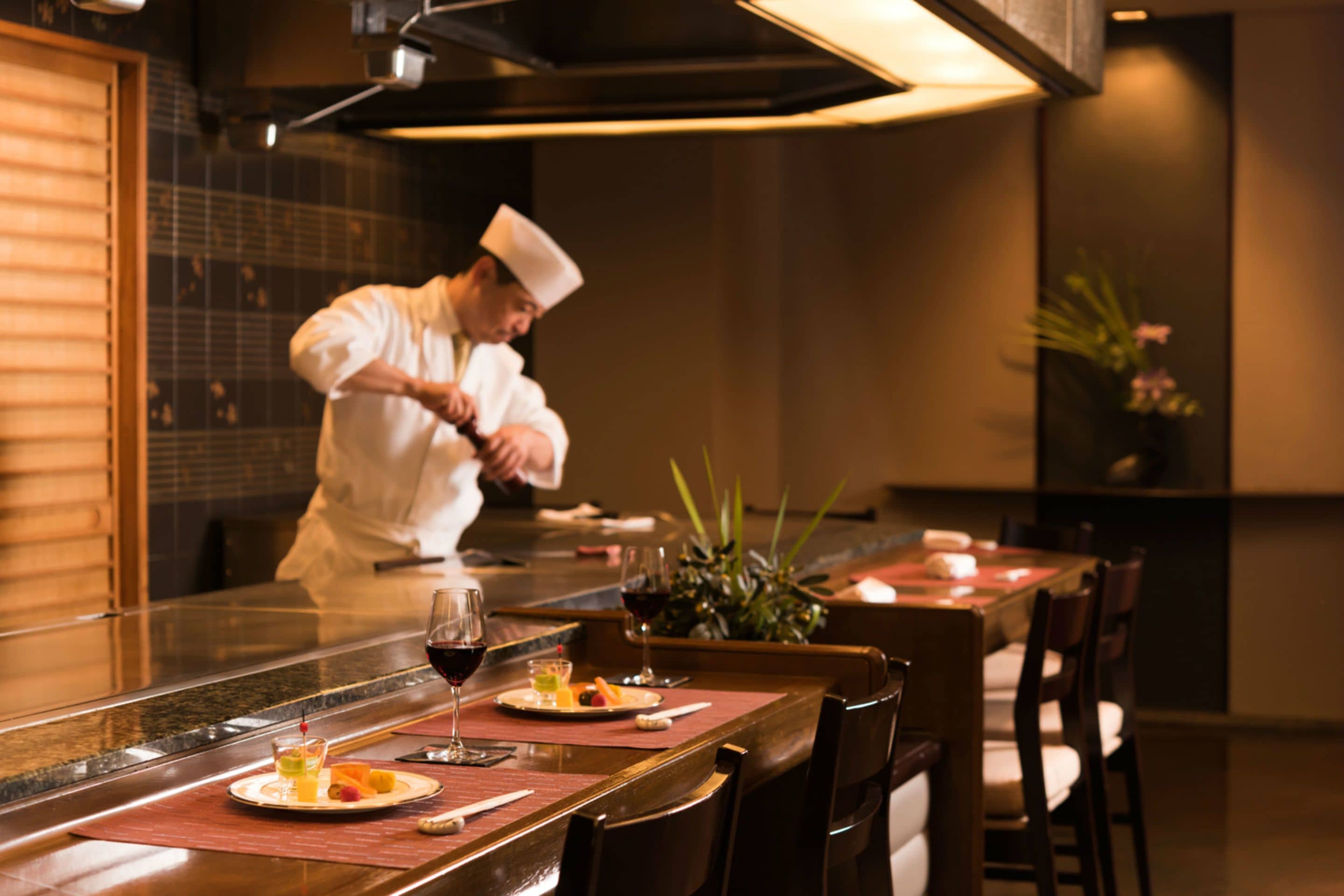 4 restaurants; breakfast and dinner served