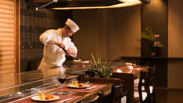 4 restaurants; breakfast and dinner served