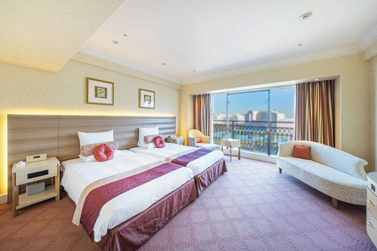 Down duvets, in-room safe, desk, blackout curtains